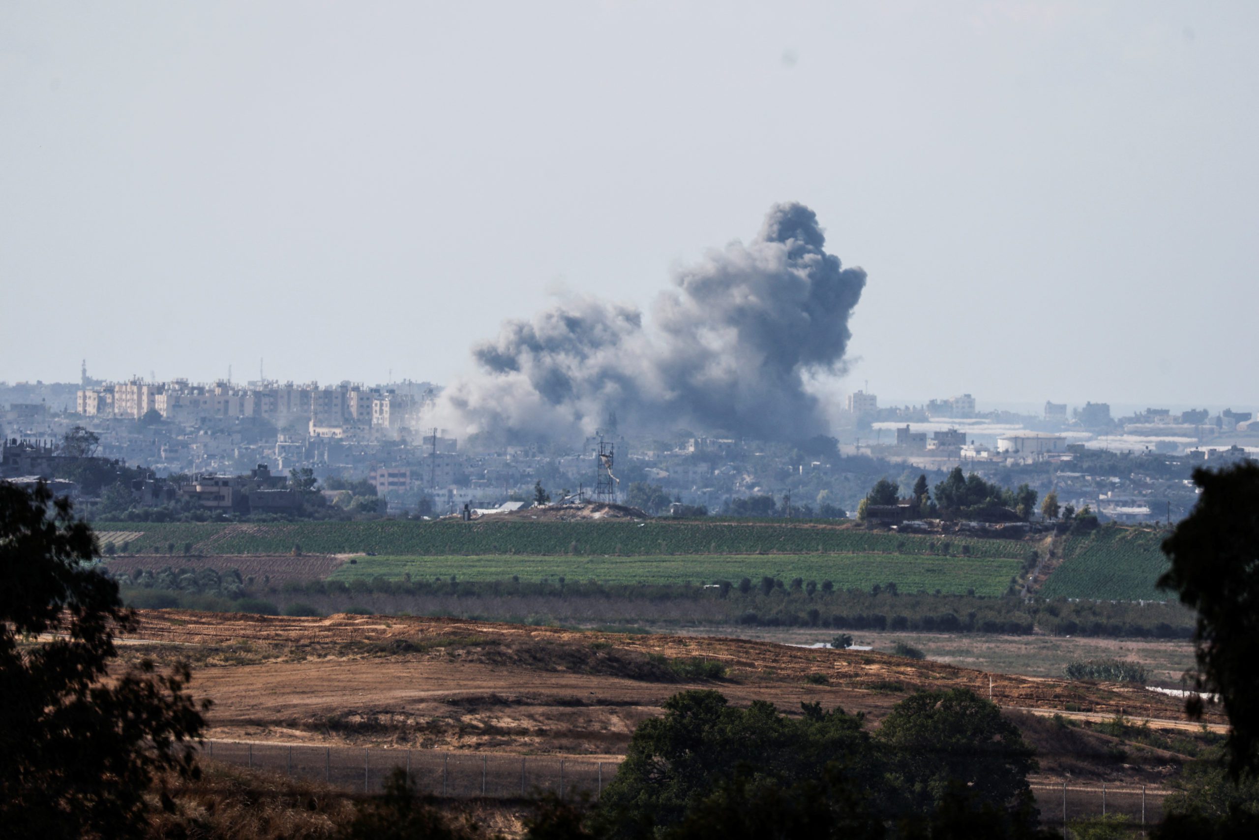 [1/21]Smoke rises in the air following Israeli bombings in Gaza, as seen from Israel's border with the Gaza Strip, in southern Israel October 15, 2023. REUTERS/Amir Cohen Acquire Licensing Rights