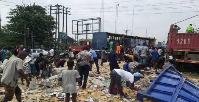 Hungry residents loot truckload of Spaghetti in Zaria