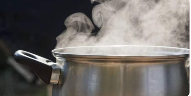 Housewife pours hot water on three children from another woman