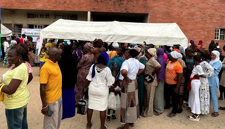 Lagos residents storm Surulere centre for discounted food