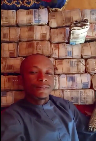 Bandit with 3000 followers on Tiktok displays ransom money [Video]